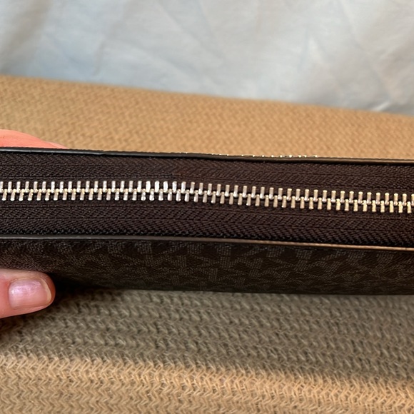 Michael Kors NWT Wallet/wristlet - Picture 7 of 8